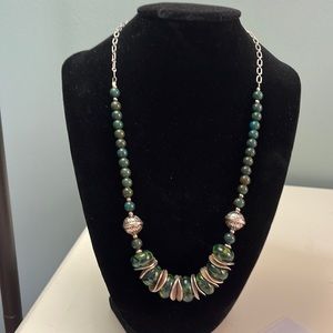 N61. Green and silver necklace.